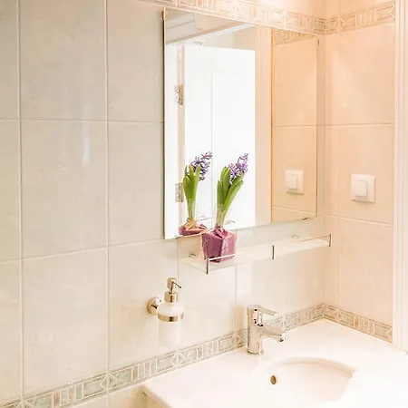 Family Belle Epoque 瓦爾納